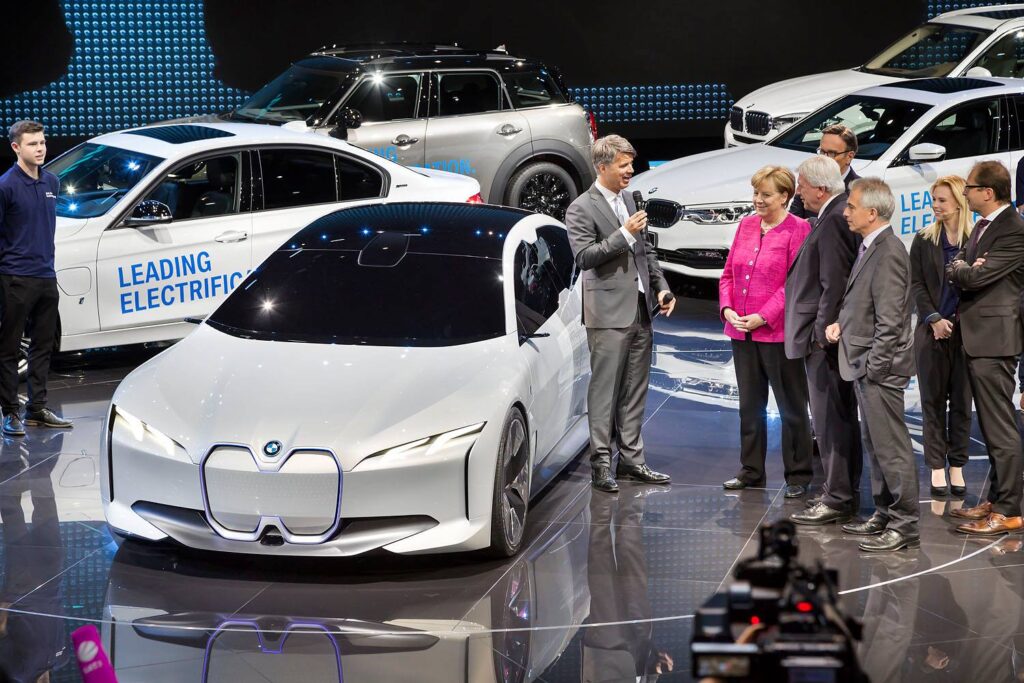 Germania alocă 2 miliarde de euro pentru ca industria auto să treacă la motoare electrice