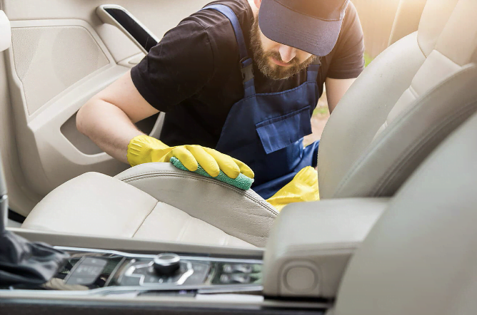 Top 10 sfaturi pentru curățarea tapițeriei auto din piele