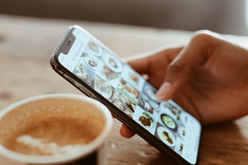 iphone 11 pro langa o cana de cafea